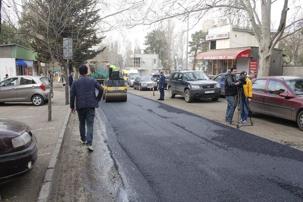 Представитель мэрии Тбилиси Автандил Судадзе заявил журналистам, что ремонт и восстановление дорожного покрытия проводится в масштабах всего Тбилиси. - Sputnik Грузия