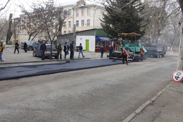 После зимы состояние дорог во многих районах Тбилиси потребовало ремонта. В то же время дороги в Надзаладевском районе уже долгое время находились в плохом состоянии. - Sputnik Грузия