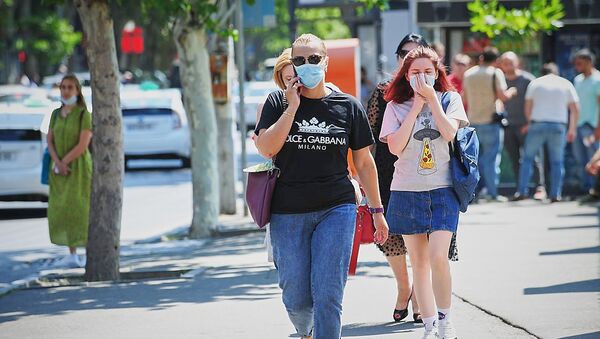 Молодые девушки в масках во время пандемии коронавируса - Sputnik Грузия