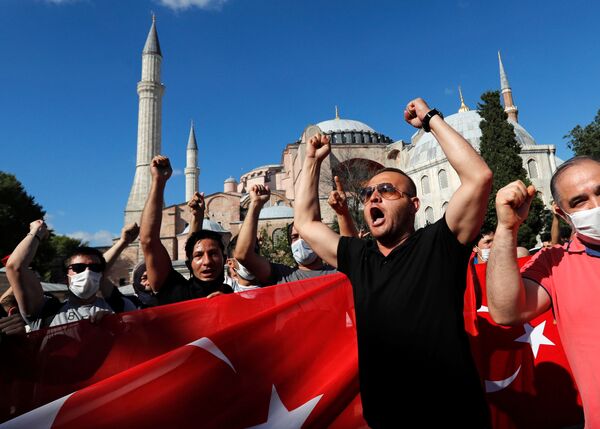 Президент Турции Реджеп Тайип Эрдоган 10 июля 2020 года подписал указ о превращении собора Святой Софии в Стамбуле в мечеть и начале там мусульманских богослужений - Sputnik Грузия