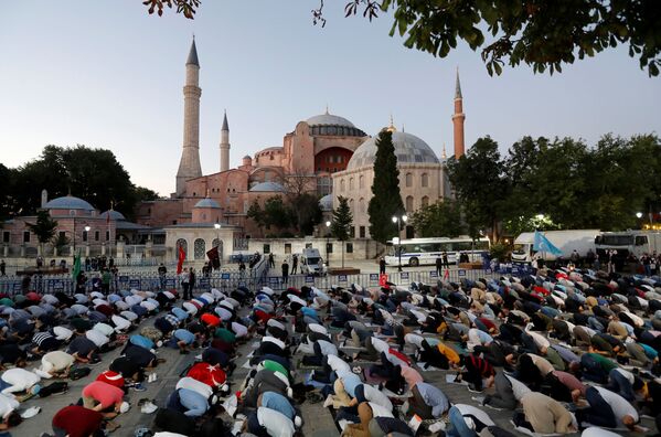 У собора сразу собрались тысячи верующих мусульман - Sputnik Грузия