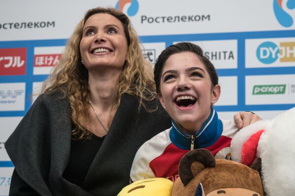 Этери Тутберидзе и Евгения Медведева (Россия) после выступления в произвольной программе женского одиночного катания на I этапе Гран-при по фигурному катанию в Москве - Sputnik Грузия
