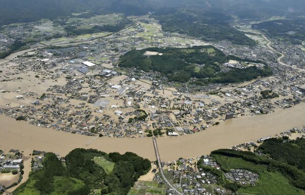 Юго-запад Японии пострадал от крупного наводнения, вызванного ливневыми дождями. На фото - река Кумагава вышла из берегов и затопила населенные пункты в префектуре Кумамото на юге страны - Sputnik Грузия