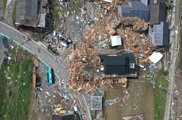 В результате наводнения более шести тысяч домашних хозяйств остались без электричества в префектурах Кумамото, Оита и Кагосима. На фото - разрушения в городе Кумамура, префектура Кумамото - Sputnik Грузия