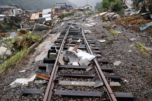 В пострадавших от наводнения районах Японии приостановлено железнодорожное и автобусное сообщение. На фото - разрушения в городе Кумамура, префектура Кумамото, юго-запад страны - Sputnik Грузия
