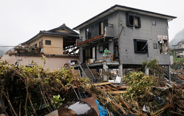 Поисково-спасательные операции на месте бедствия велись много дней. Хотя критическими при поиске живых людей считаются первые 72 часа после начала наводнения. На фото - разрушения в городе Кумамура, префектура Кумамото, юго-запад Японии - Sputnik Грузия