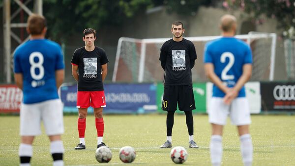 Одноклубники погибшего футболиста из ФК Сабуртало вышли на поле в футболках с его фотографией - Sputnik Грузия