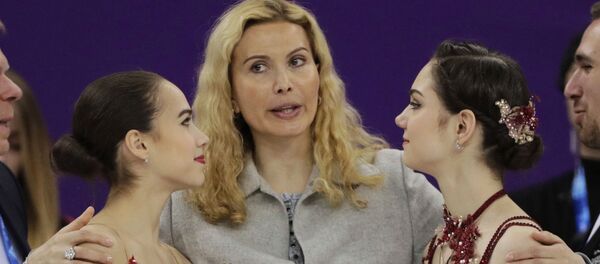 Тренер Этери Тутберидзе со своими воспитанницами Алиной Загитовой и Евгенией Медведевой - Sputnik Грузия