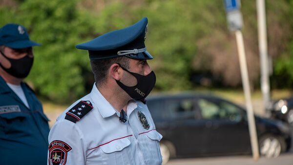 Сотрудники полиции в защитных масках перед зданием СНБ (16 июня 2020). Еревaн - Sputnik Грузия