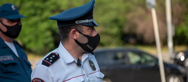 Сотрудники полиции в защитных масках перед зданием СНБ (16 июня 2020). Еревaн - Sputnik Грузия