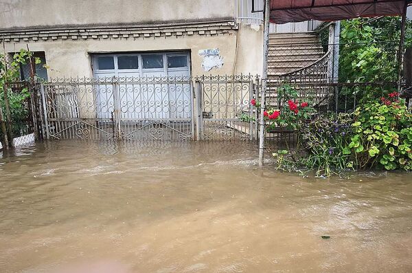 Для Поти сильные дожди уже долгое время остаются проблемой - они часто приводят к затоплению города - Sputnik Грузия