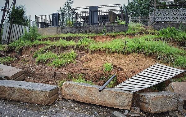Ливень с ветром повредили ограду местного кладбища в селе Оцурцуме. Местные жители опасаются, что могут быть повреждены и могилы - Sputnik Грузия