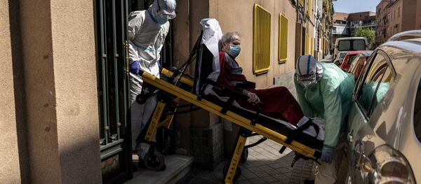 Врачи забирают в центр по борьбе с COVID 19 пациента на носилках. Мадрид, Испания - Sputnik Грузия
