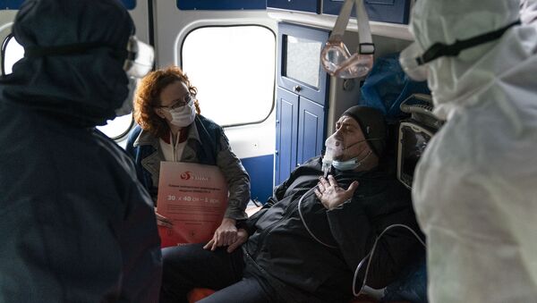 Врачи забирают в центр по борьбе с COVID 19 пациента на носилках. Чернивцы, Украина - Sputnik Грузия