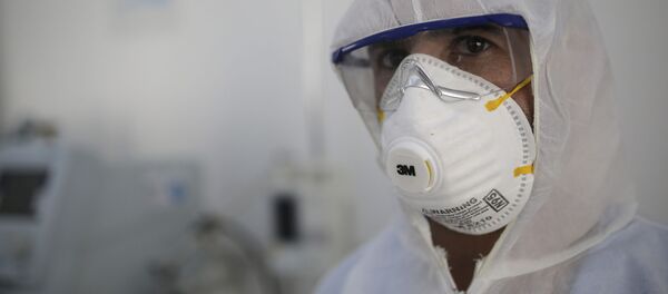 Врач в маске и защитном костюме в центре по борьбе с COVID 19. Сана, Йемен - Sputnik Грузия