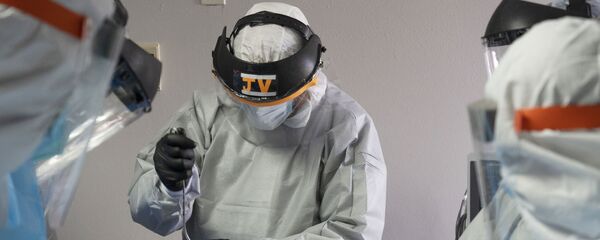 ექიმები კორონავირუსით ინფიცირებულ პაციენტთან  ექიმები კორონავირუსით ინფიცირებულ პაციენტთან  - Sputnik საქართველო