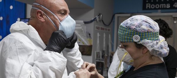 Врачи в центре по борьбе с коронавирусом COVID 19 помогают пациенту - Sputnik Грузия