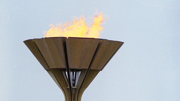 Советский баскетболист Сергей Белов зажигает олимпийский огонь во время торжественной церемонии открытия XXII Олимпийских игр в Москве - Sputnik Грузия