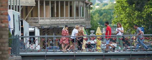 Жители Грузии гуляют по старому Тбилиси. Район Абанотубани Жители Грузии гуляют по старому Тбилиси. Район Абанотубани - Sputnik Грузия