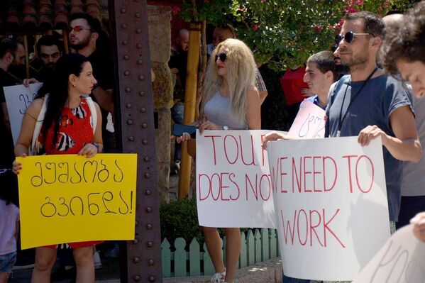 Часть участников акции держали плакаты, говорящие сами за себя: Мы хотим работать! - Sputnik Грузия