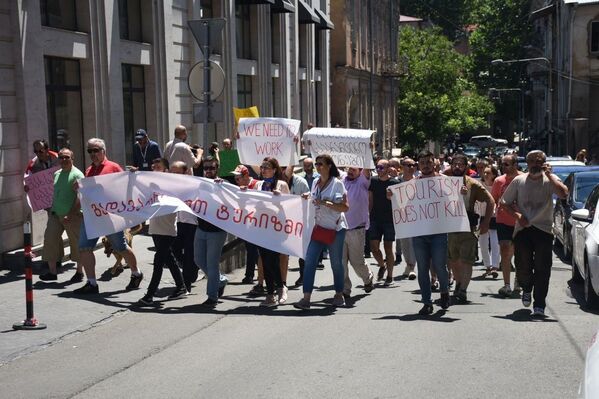 Представители туристической индустрии прошли сегодня маршем по центру Тбилиси с плакатами и лозунгами - Sputnik Грузия