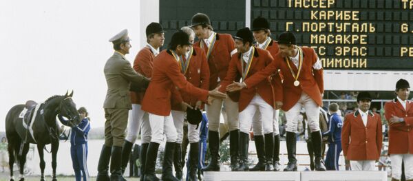 Призеры XXII Олимпийских игр в командном конкуре: команда СССР (золото), команда Польской Народной Республики (серебро) - Sputnik Грузия