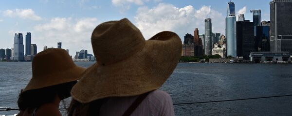 Люди смотрят на небоскребы Нью-Йорка США - Sputnik Грузия