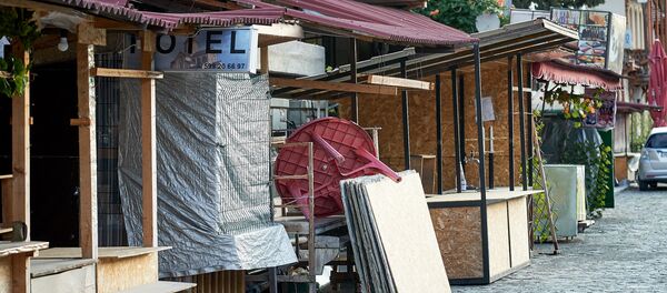 Закрытые сувенирные лавки и кафе в городе Мцхета - Sputnik Грузия