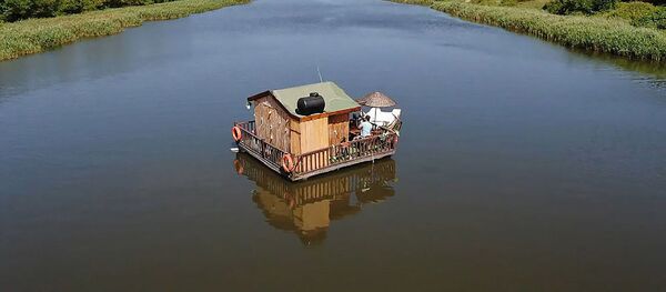 Сбежать от COVID: житель Турции поселился в домике посреди реки - и счастлив - Sputnik Грузия