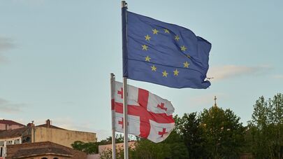 Флаги Грузии и Евросоюза на площади Европы в центре Тбилиси