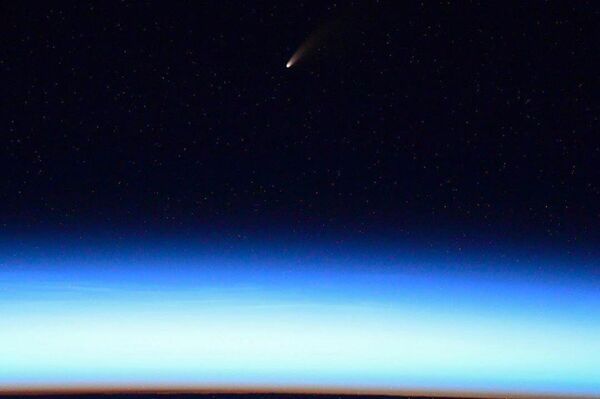 По словам ученых, комету можно сфотографировать почти на любой фотоаппарат. Ее следует искать в северной части неба, низко над горизонтом - Sputnik Грузия