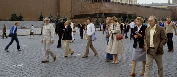 Гости XXII Олимпийских игр - туристы из ФРГ на Красной площади. Гости XXII Олимпийских игр - туристы из ФРГ на Красной площади. - Sputnik Грузия