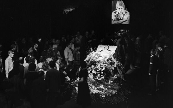 Похороны популярного советского актера театра и кино, поэта и певца Владимира Высоцкого - Sputnik Грузия
