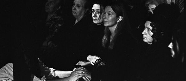 Похороны популярного советского актера театра и кино, поэта и певца Владимира Высоцкого (1938-1980 г.г.). Родные и близкие во время гражданской панихиды и церемонии прощания  - Sputnik Грузия