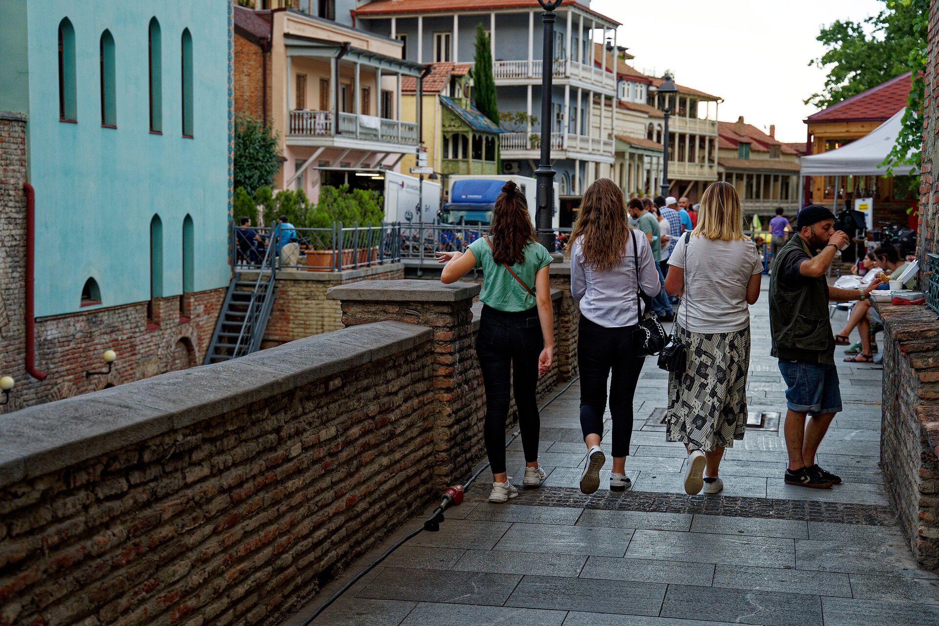 Местные туристы гуляют по старому Тбилиси в районе Абанотубани - Sputnik საქართველო, 1920, 27.08.2022