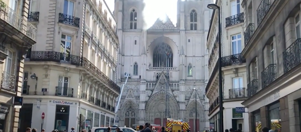 Как горел Собор Святых Петра и Павла во Франции - видео - Sputnik Грузия