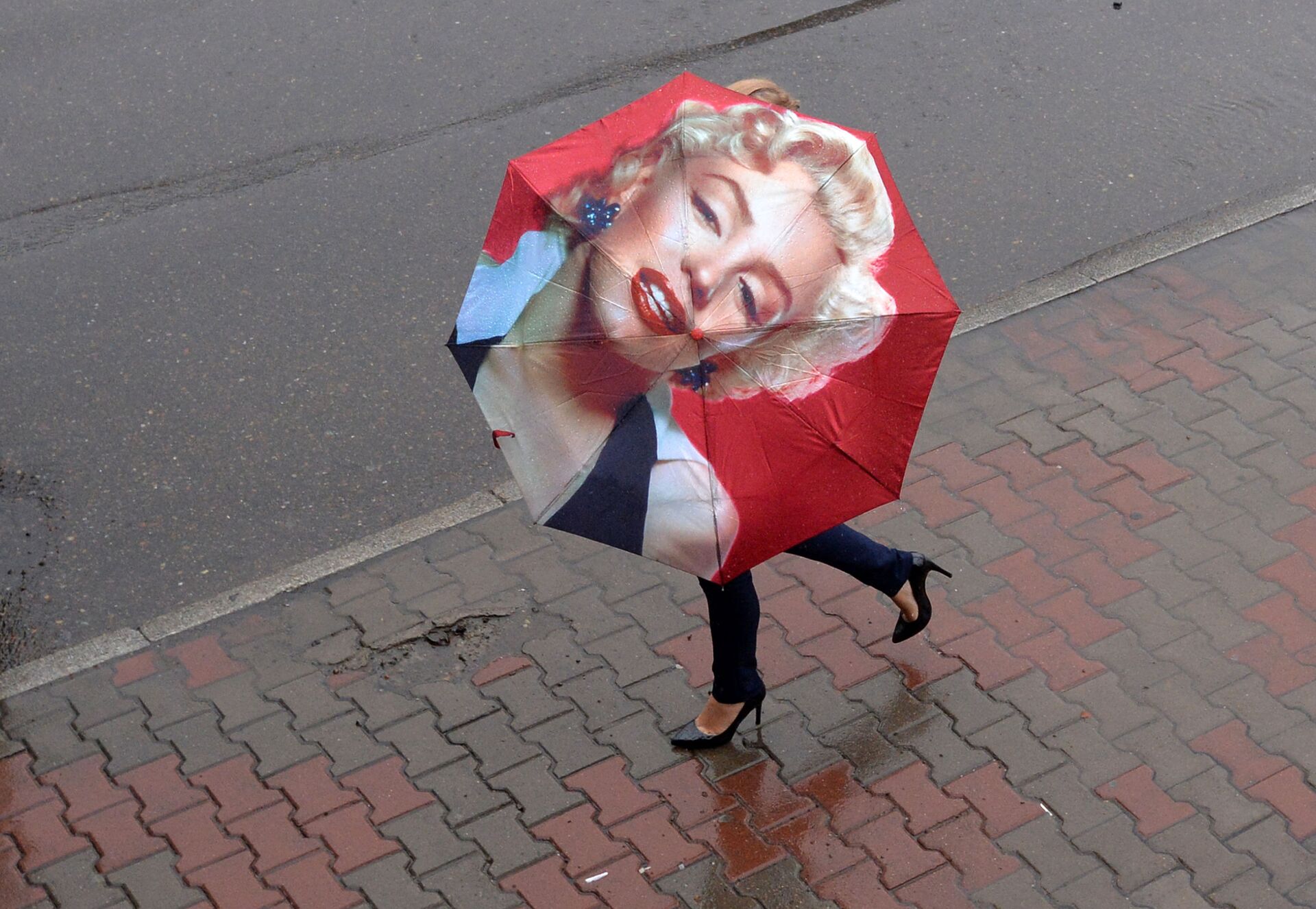 Женщина с зонтом на улице во время ливня в Красноярске - Sputnik Грузия, 1920, 12.07.2023