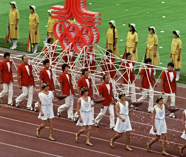 В начале церемонии открытия ХХII летних Олимпийских игр на арену вышли юноши и девушки в древнегреческих одеждах - Sputnik Грузия