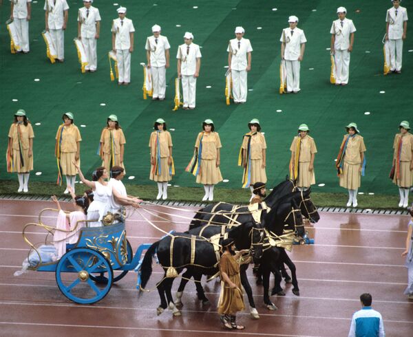Их сопровождали три колесницы. Эта процессия олицетворяла преемственность идей античных Олимпийских игр - Sputnik Грузия