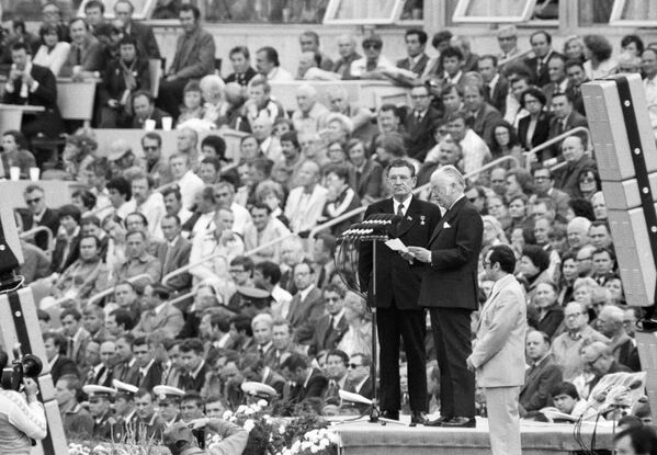 Председатель Оргкомитета Олимпиада-80 Игнатий Новиков (слева) и президент МОК лорд Майкл Килланин (справа), который произнес краткую речь на открытии - Sputnik Грузия