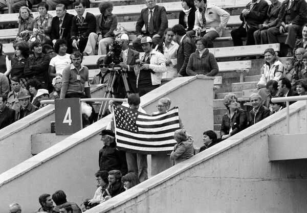 Незадолго перед выступлением Брежнева зрители развернули американский флаг. Президент США Джимми Картер запретил демонстрировать флаг США на Олимпиаде в Москве из-за бойкота Игр, однако это сделали несколько американцев - Sputnik Грузия