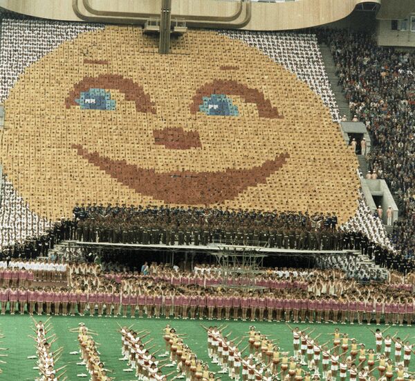 Экран создали на Восточной трибуне стадиона 4,5 тыс. специально подготовленных людей, у каждого из которых имелись наборы разноцветных флажков, съемных манишек, рисованных панно и шапочек. Меняя их, люди меняли и рисунки - Sputnik Грузия