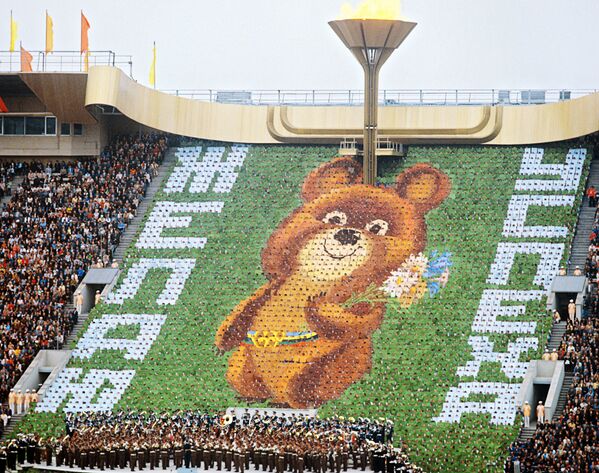 На трибуне - символ Олимпиады-80 - Медвежонок. Олимпиада объявлена открытой. Впереди - две недели соревнований - Sputnik Грузия