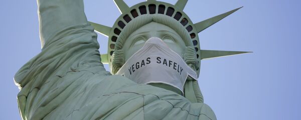 Статуя Свободы в Лас-Вегасе в защитной маске - Sputnik Грузия