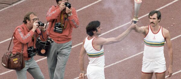 ვიქტორ სანეევი გადასცემს ოლიმპიურ ჩირაღდანს სერგეი ბელოვს  - Sputnik საქართველო