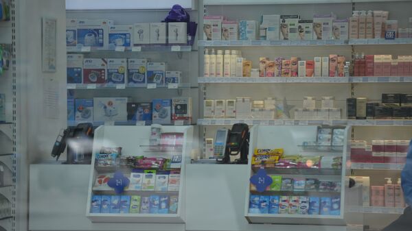 Лекарства и косметические средства в аптеке - Sputnik Грузия