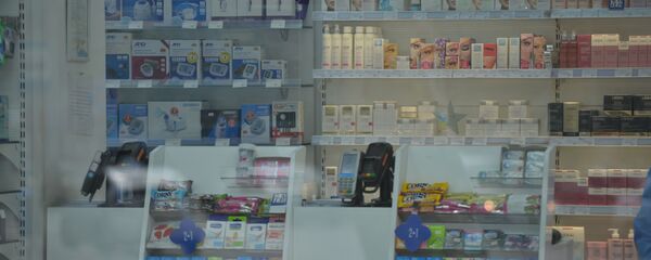 Лекарства и косметические средства в аптеке - Sputnik Грузия