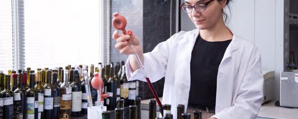 ღვინის შემოწმება ლაბორატორიაში ღვინის შემოწმება ლაბორატორიაში - Sputnik საქართველო