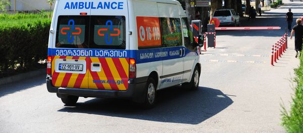 Скорая помощь 112 на территории Тбилисской инфекционной больницы - Sputnik Грузия