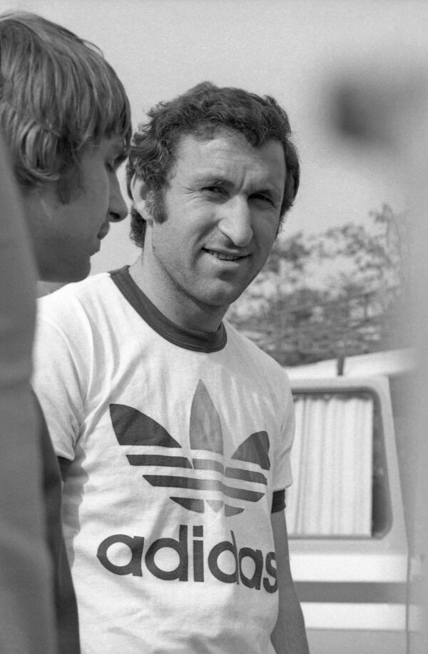 За сборную СССР Тенгиз Сулаквелидзе провёл 49 матчей, забил 2 гола. Спортсмен стал вице-чемпионом Европы 1988 года и бронзовым призёром Олимпийских игр 1980 года - Sputnik Грузия